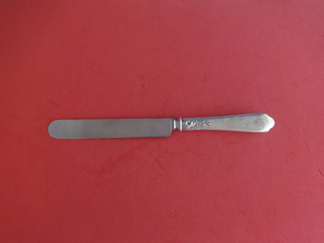 Lunt Nellie Custis Sterling Silver Hollow Handle Dinner Knife 9 1/2": Lunt Nellie Custis Sterling Silver Hollow Handle Dinner Knife 9 1/2" A sterling silver dinner knife in the Nellie Custis pattern by Lunt. This piece features a hollow handle with a blunt blade, is mon