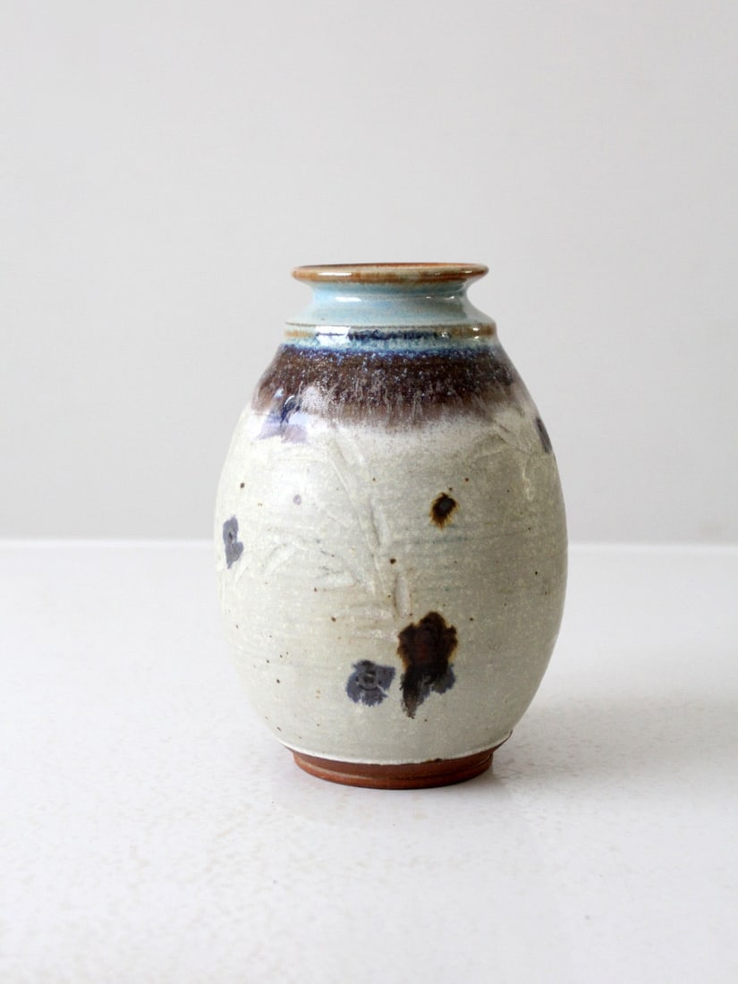 Handmade Vintage Studio Pottery Vase Signed Floral Design: Handmade Vintage Studio Pottery Vase Signed Floral Design Discover this exquisite vintage studio pottery vase, showcasing a stunning cream, indigo, and sky blue glaze adorned with delicate etched flor
