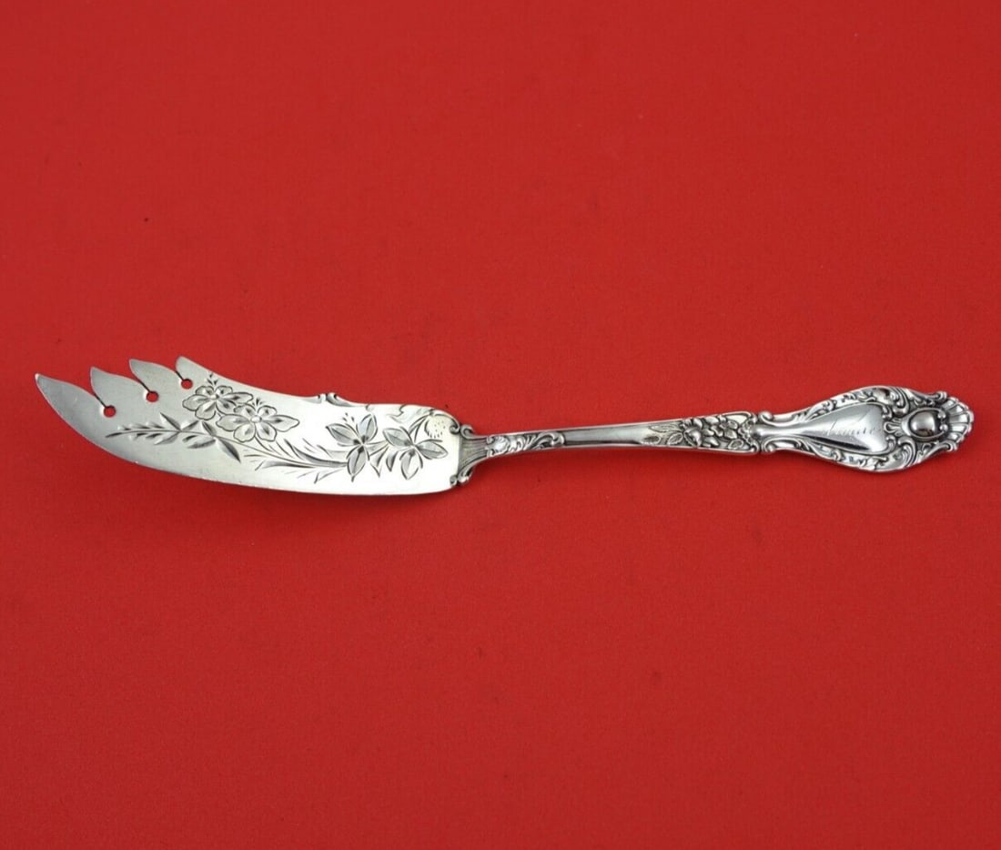 Lunt Verona Sterling Silver Cheese Knife 6 7/8 Inch Monogrammed: Lunt Verona Sterling Silver Cheese Knife 6 7/8 Inch Monogrammed This exquisite cheese knife features the elegant Verona pattern by Lunt, crafted from high-quality sterling silver. With a length of 6 7