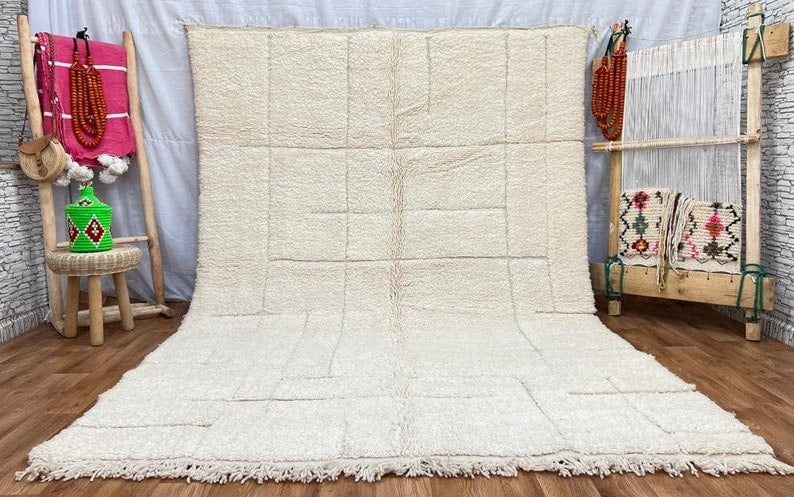 Authentic Handwoven Soft White Engraved Rug from Morocco: Authentic Handwoven Soft White Engraved Rug from Morocco Discover the exquisite craftsmanship of the Soft White Engraved Rug, handwoven in the Atlas Mountains by skilled local Berber women. This authe