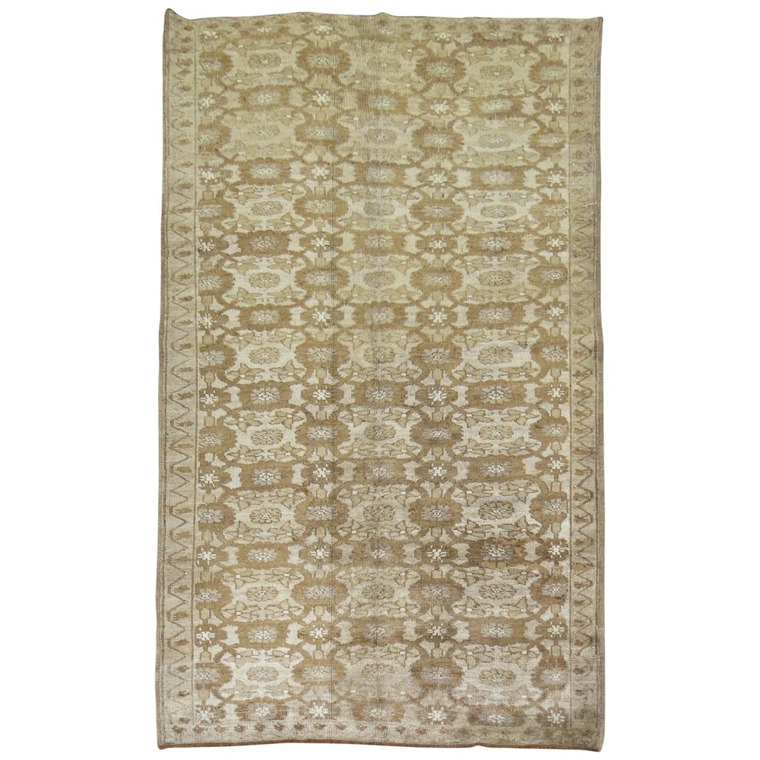 Mid Century Brown Wool Hand Woven Turkish Rug 74 x 113 in: Mid Century Brown Wool Hand Woven Turkish Rug 74 x 113 in This vintage Turkish rug features a hand-woven wool construction in varying shades of brown, reflecting a classic Mid-Century Modern style. Or