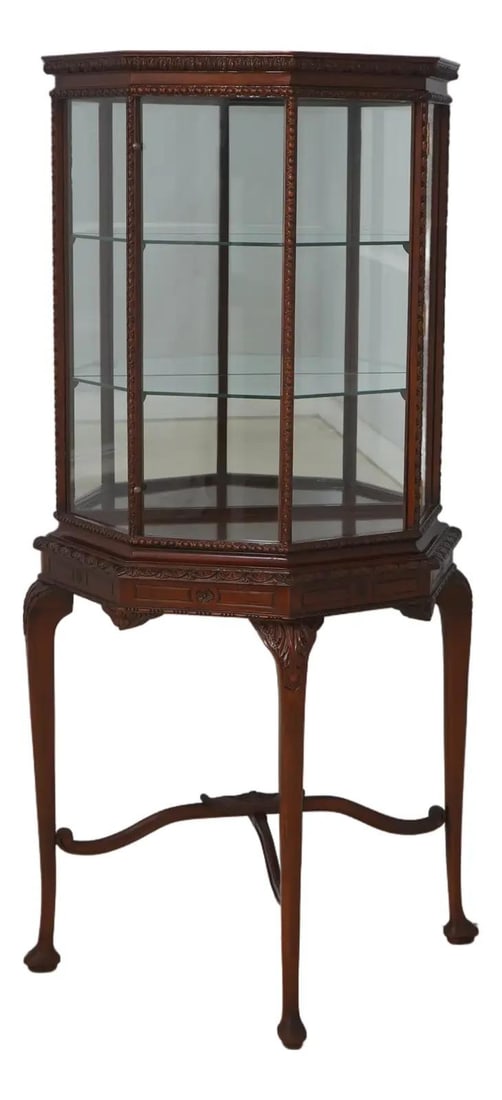 Georgian Mahogany Curio Cabinet Attributed to Maitland Smith: Georgian Mahogany Curio Cabinet Attributed to Maitland Smith This Georgian-style curio cabinet, attributed to Maitland Smith or a similar manufacturer, features quality mahogany construction with eleg