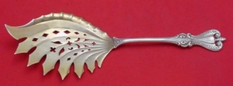 Towle Old Colonial Sterling Silver Macaroni Server Gold Washed 9 Inch: Towle Old Colonial Sterling Silver Macaroni Server Gold Washed 9 Inch A sterling silver macaroni server in the Old Colonial pattern by Towle, featuring a gold-washed finish, 8 teeth, and a very fancy 