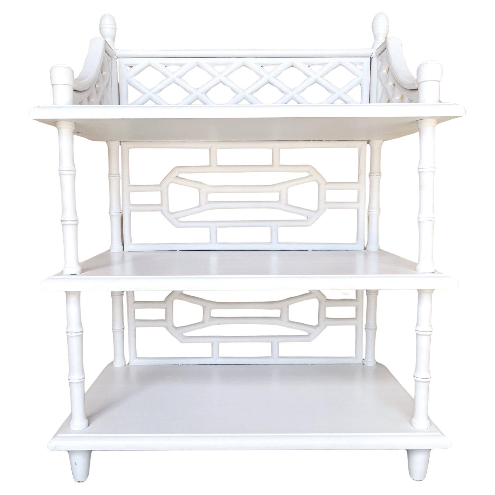 Hollywood Regency White Lacquered Three-Tier Pagoda Etagere Shelf: Hollywood Regency White Lacquered Three-Tier Pagoda Etagere Shelf Introducing a Hollywood Regency White Lacquered Diminutive Three-Tier Pagoda Etagere, a captivating blend of modern elegance and Asian