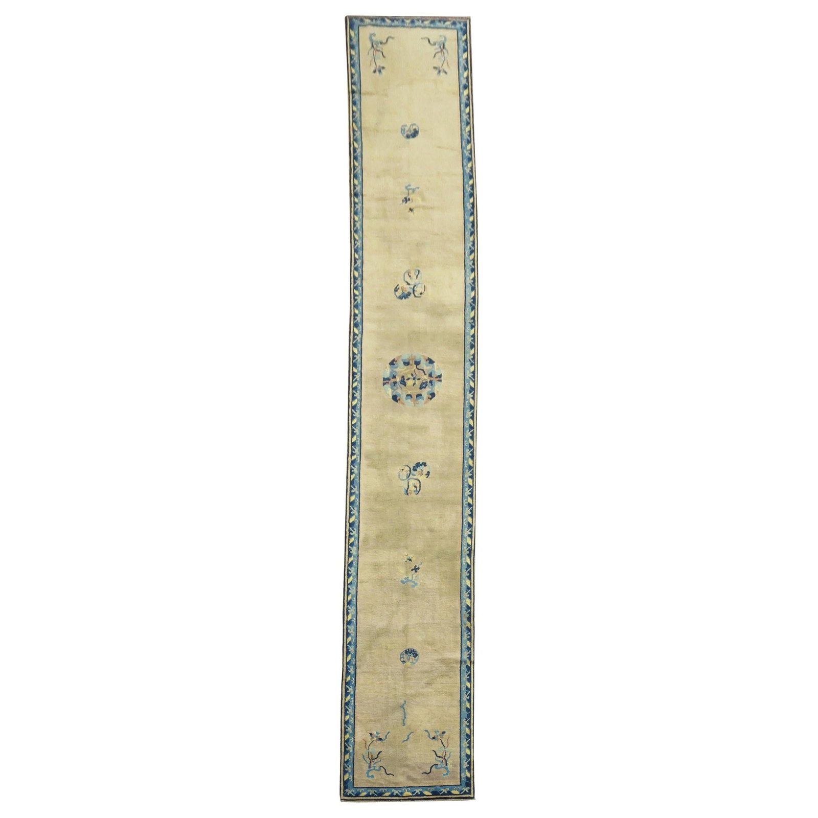 Antique 1920s Chinese Runner Wool Floral Design 3' x 19'3: Antique 1920s Chinese Runner Wool Floral Design 3' x 19'3 This exquisite early-20th century Chinese runner showcases a stunning design with a solid open field adorned with elegant floral motifs. The p