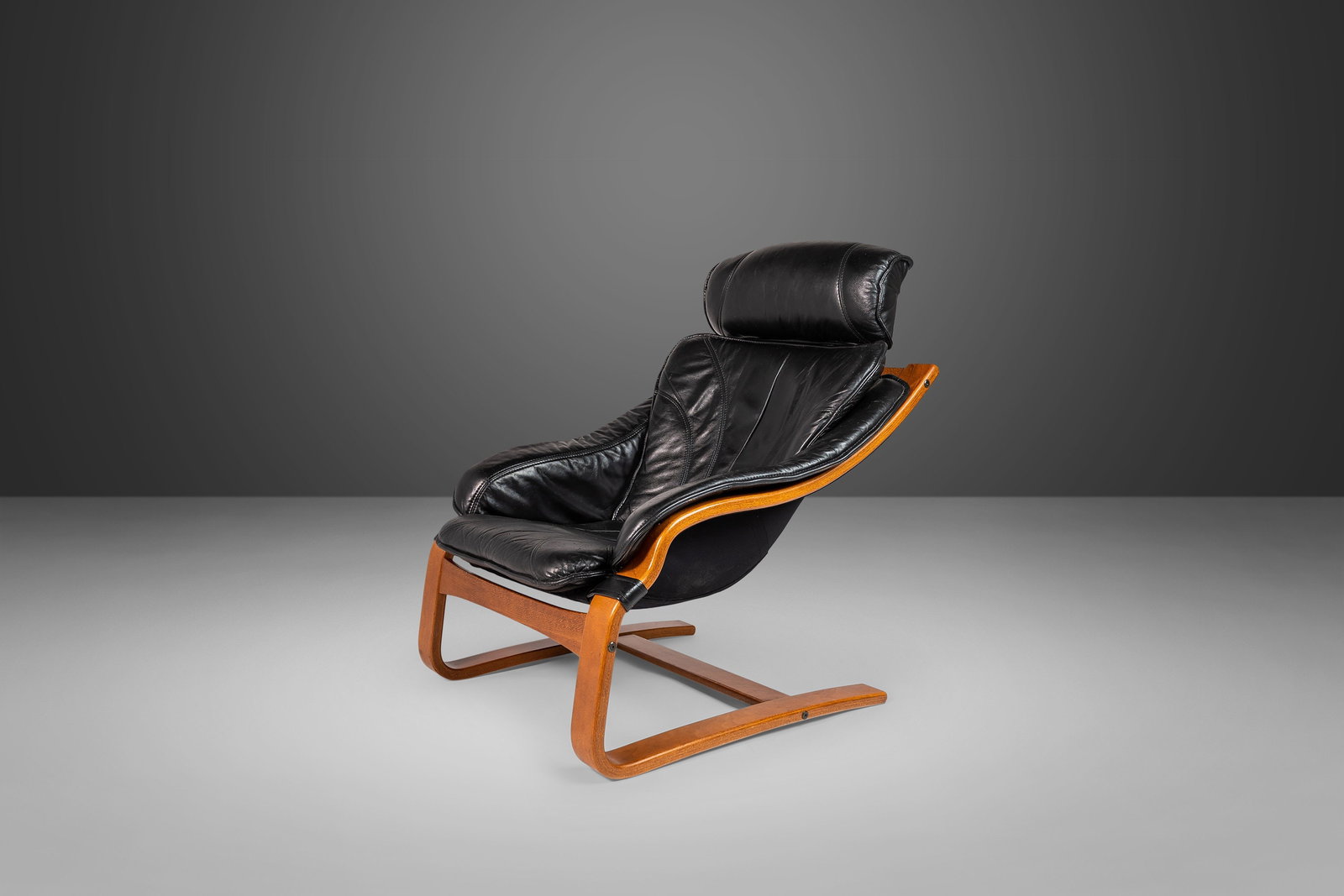 1970s Swedish Modern Bentwood Lounge Chair by Ake Fribytter for Nelo Mobel: 1970s Swedish Modern Bentwood Lounge Chair by Ake Fribytter for Nelo Mobel Introducing a stunning Swedish Modern Bentwood Lounge Chair, attributed to renowned designer Ake Fribytter for Nelo Mobel, cr