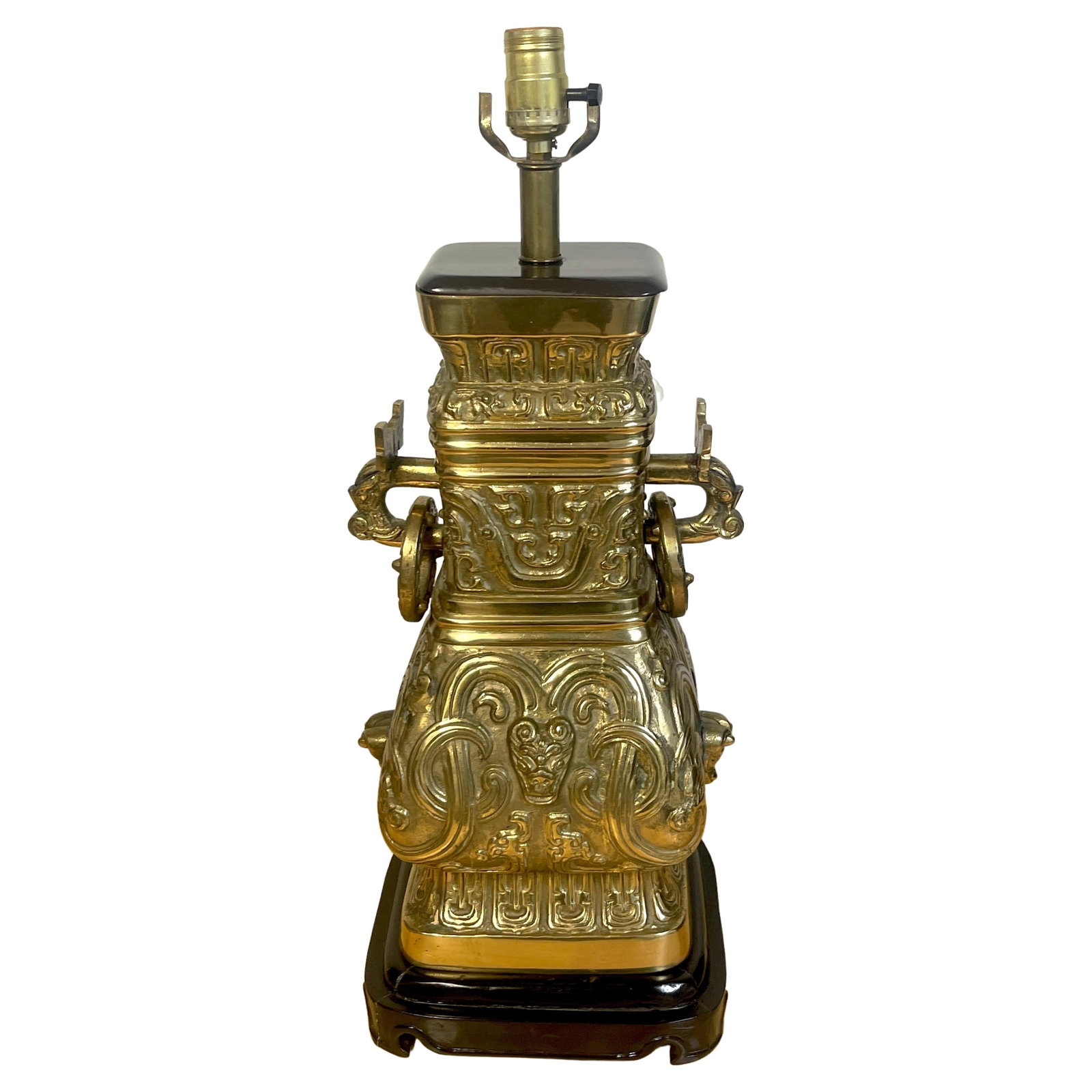 James Mont Style Brass Hu Vase Lamp Mid-Century Modern 1950s: James Mont Style Brass Hu Vase Lamp Mid-Century Modern 1950s This striking lamp features a brass Chinese wine vessel, known as a 'Hu' vase, designed in the iconic James Mont style. The lamp stands at 