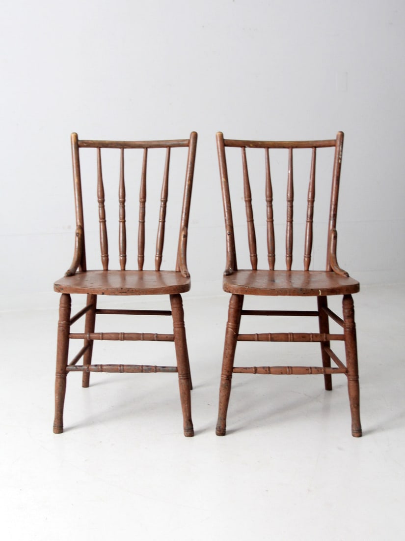 19th Century Antique Windsor Style Side Chairs Pair in Dusty Rose: 19th Century Antique Windsor Style Side Chairs Pair in Dusty Rose This exquisite pair of antique Windsor style side chairs dates back to the late 19th century, featuring a beautifully aged dusty rose 
