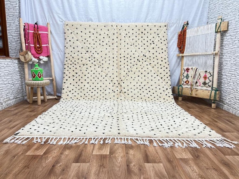 Authentic White Soft Dotted Rug Handwoven in Morocco: Authentic White Soft Dotted Rug Handwoven in Morocco Transform your space with this Luxury White Soft Dotted Engraved Rug, handwoven in the Atlas Mountains by skilled Berber women weavers. Crafted wit