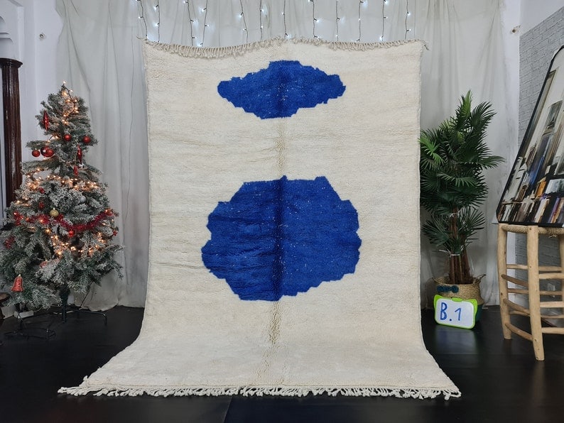 Handmade Moroccan Berber Rug White Blue Soft 100% Wool: Handmade Moroccan Berber Rug White Blue Soft 100% Wool Discover the beauty of this authentic white and blue handmade Moroccan Berber rug. Crafted by skilled Berber women weavers in the Atlas Mountains