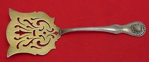 Durgin Sterling Silver Petit Four Server Beaded Shell Design 6 1/8": Durgin Sterling Silver Petit Four Server Beaded Shell Design 6 1/8" This exquisite petit four server, crafted by Durgin, showcases a fancy pierced design with a beaded shell motif. Made from high-qual
