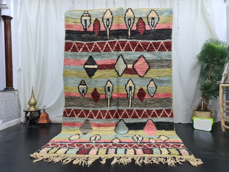 Handmade Moroccan Berber Wool Rug Artistic Design 8 x 5 Feet: Handmade Moroccan Berber Wool Rug Artistic Design 8 x 5 Feet Experience the beauty of this stunning Artistic Handmade Moroccan Berber Wool Rug. Its unique design and vibrant colors create an effect re