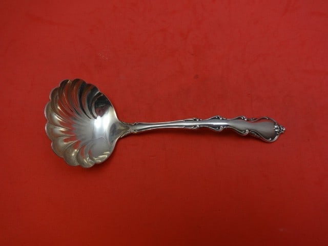 International Angelique Sterling Silver Gravy Ladle 6 3/8 in: International Angelique Sterling Silver Gravy Ladle 6 3/8 in A vintage Angelique gravy ladle by International, crafted in sterling silver and made in the United States. This post-1940 serving piece fe