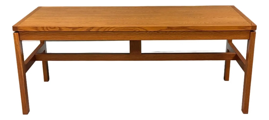 1970s Mid Century Modern Oak Dining Table Desk USA: 1970s Mid Century Modern Oak Dining Table Desk USA This mid-century modern oak dining table or desk features a subtle floating top design, showcasing the elegance of 1970s craftsmanship. It is profess