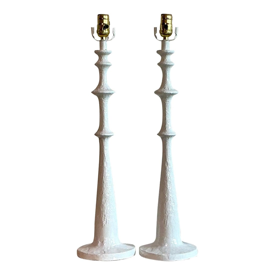 Vintage Boho White Metal Spool Lamps - Pair of 2: Vintage Boho White Metal Spool Lamps - Pair of 2 Enhance your home with this exquisite pair of vintage spool lamps, showcasing a timeless baluster silhouette that embodies sophistication and artistic 