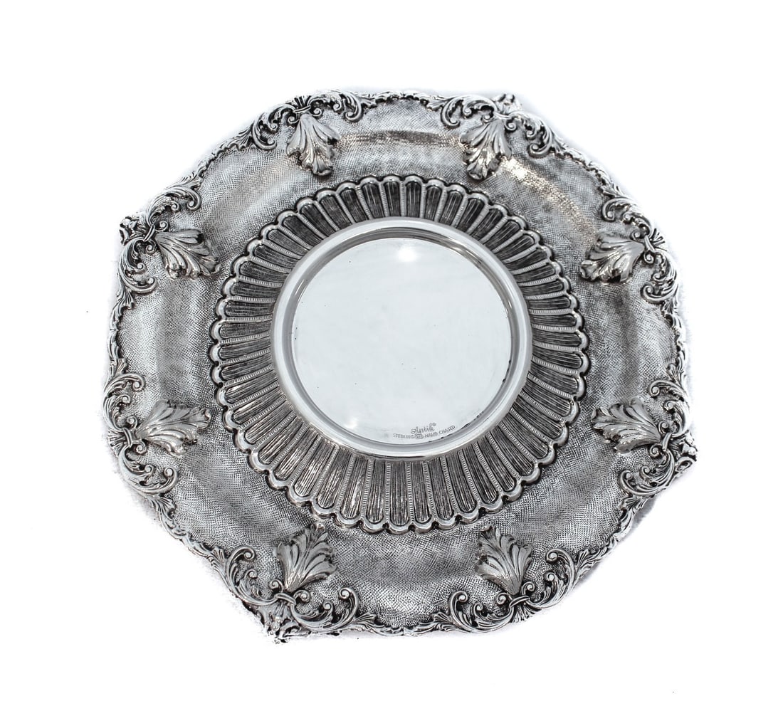 Handcrafted 925 Sterling Silver Leaf Applique Decorative Round Tray from Turkey: Handcrafted 925 Sterling Silver Leaf Applique Decorative Round Tray from Turkey This round plate tray is crafted from fine 925 sterling silver and features handmade leaf ornate applique designs. It ha