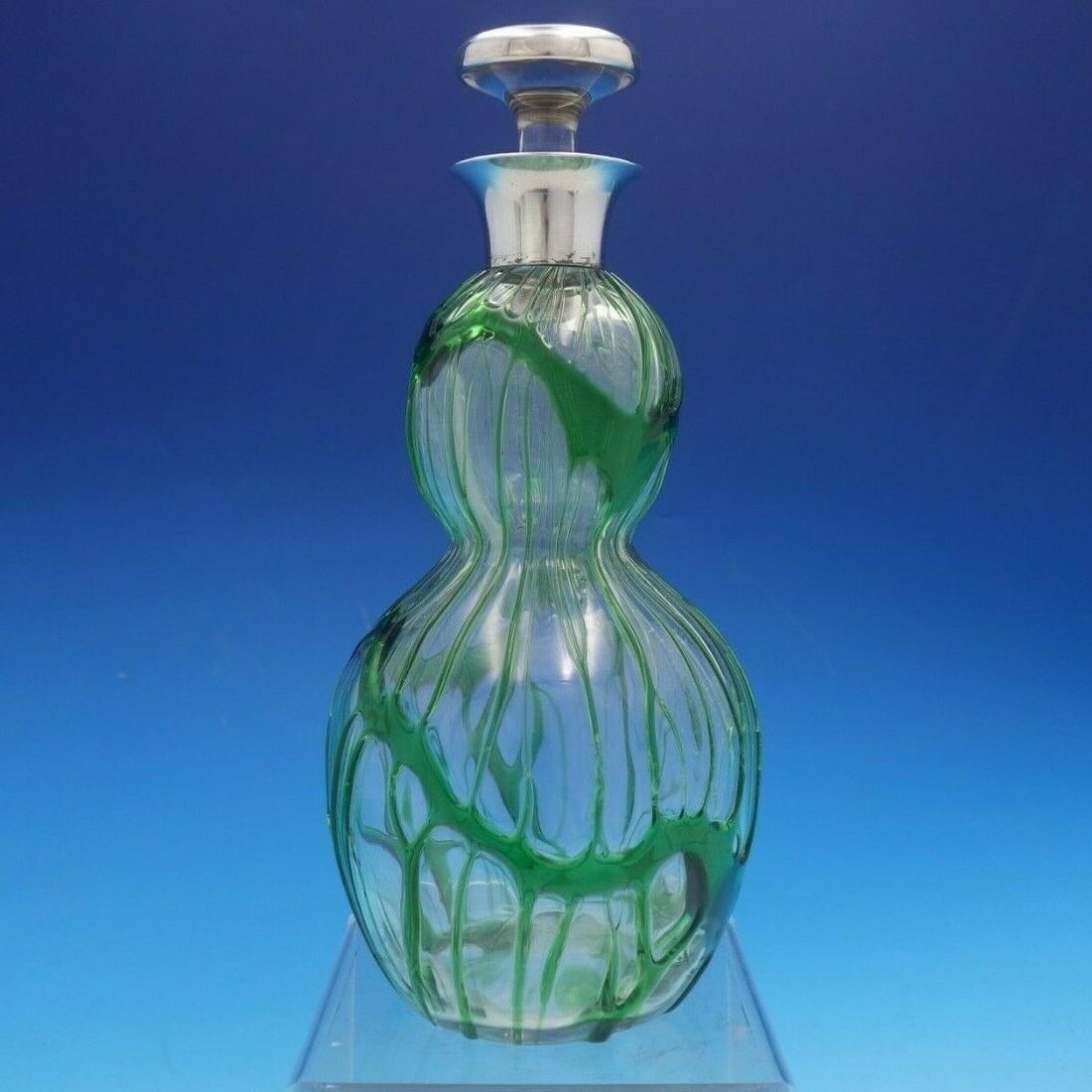 1901 Hukin & Heath Sterling Silver Victorian Liquor Bottle with Glass Stopper: 1901 Hukin & Heath Sterling Silver Victorian Liquor Bottle with Glass Stopper This exquisite Victorian liquor bottle, crafted by Hukin & Heath in 1901, showcases a stunning combination of sterling sil