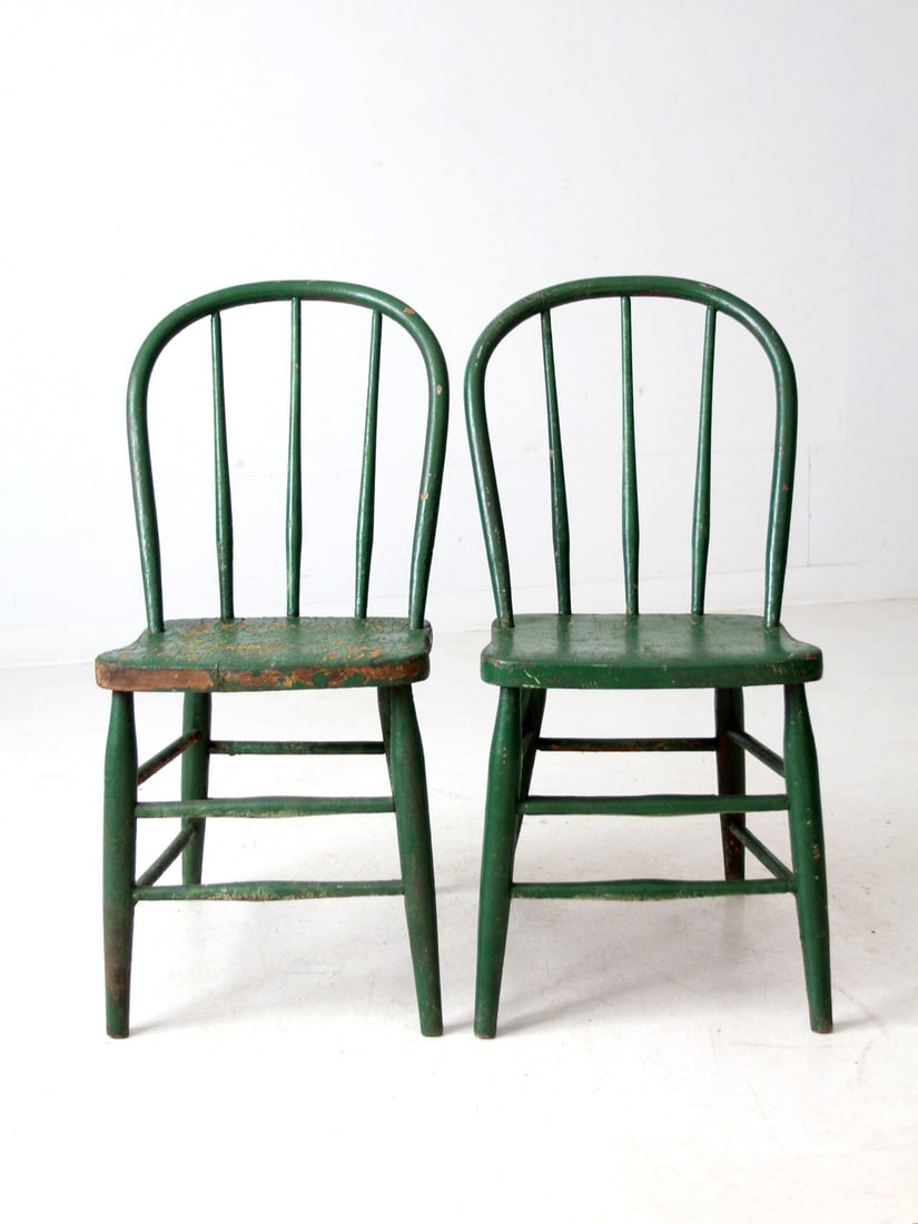 Antique Pair of Emerald Green Windsor Farmhouse Chairs: Antique Pair of Emerald Green Windsor Farmhouse Chairs This stunning pair of antique farmhouse Windsor chairs showcases a timeless design with a classic round bow back, slender spindles, and elegantly