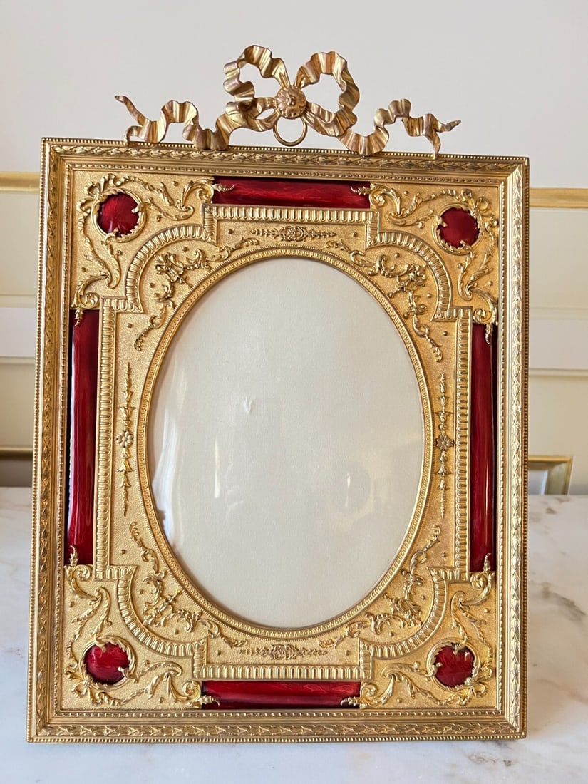 Antique French Enameled Bronze Picture Frame 1900s 11.5 x 16: Antique French Enameled Bronze Picture Frame 1900s 11.5 x 16 This exquisite French picture frame from the 1900s showcases stunning craftsmanship with its detailed enameled bronze construction. It feat