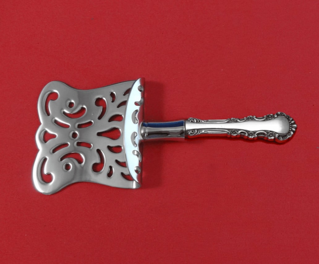 Reed and Barton Georgian Rose Sterling Silver Petit Four Server 6 Inch: Reed and Barton Georgian Rose Sterling Silver Petit Four Server 6 Inch Introducing the exquisite Georgian Rose Petit Four Server by Reed & Barton, a stunning addition to your serving collection. Craft
