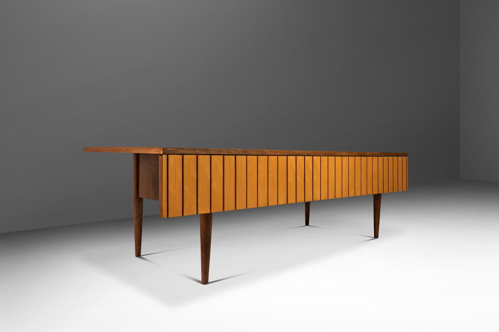 1960s Custom-Made Mid-Century Modern Coffee Table in Maple Walnut Drop-Leaf Design: 1960s Custom-Made Mid-Century Modern Coffee Table in Maple Walnut Drop-Leaf Design Discover a truly unique piece of furniture with this Custom-Made Two-Tone Mid-Century Modern Coffee Table featuring a