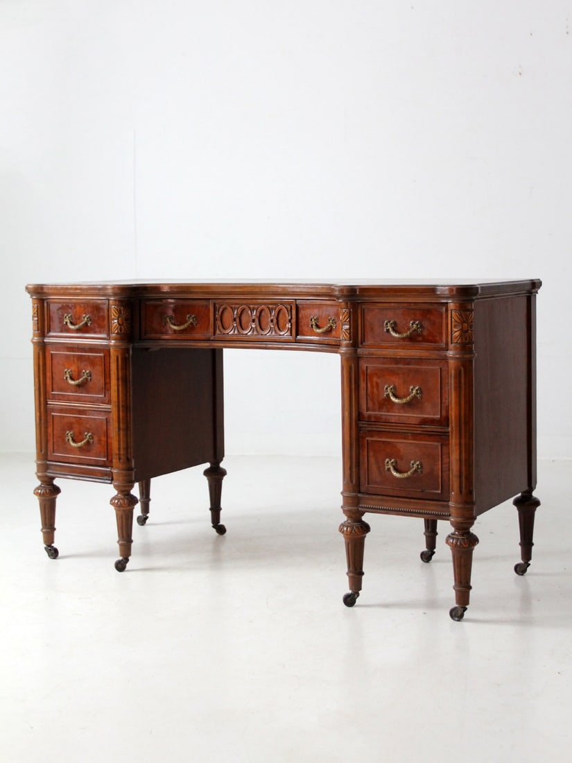 Elegant Antique Louis XVI Style Dressing Table with Drawers: Elegant Antique Louis XVI Style Dressing Table with Drawers This antique dressing table embodies the elegance of the Louis XVI style, featuring intricate curved fronts and decorative motifs. Crafted i