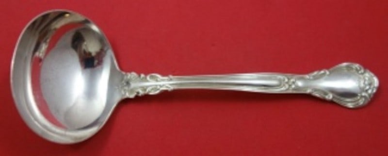 Birks Chantilly Sterling Gravy Ladle 6 1/4 in Canada: Birks Chantilly Sterling Gravy Ladle 6 1/4 in Canada A Chantilly by Birks sterling silver gravy ladle measuring 6 1/4 inches. This serving piece is not monogrammed and is in excellent pre-owned condit