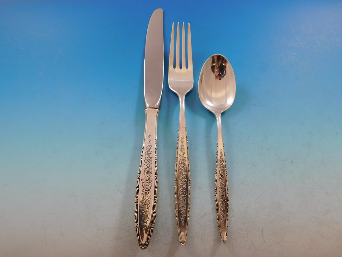Lunt Floral Lace Sterling Silver Flatware Set for 8 24 Pieces with Caddy: Lunt Floral Lace Sterling Silver Flatware Set for 8 24 Pieces with Caddy Enhance your dining experience with this exquisite Floral Lace by Lunt Sterling Silver Flatware Set, designed to serve 8. This 
