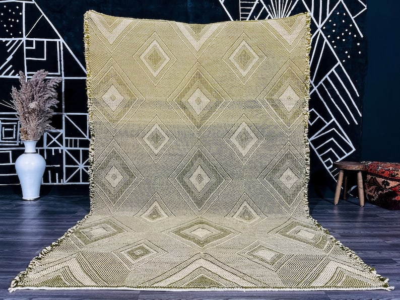 Luxury Handwoven Moroccan Rug 10 x 5 Feet 100% Wool: Luxury Handwoven Moroccan Rug 10 x 5 Feet 100% Wool Experience the elegance of a Luxury Authentic Rug, meticulously handwoven in the Atlas Mountains by skilled Berber women weavers. This exquisite pie