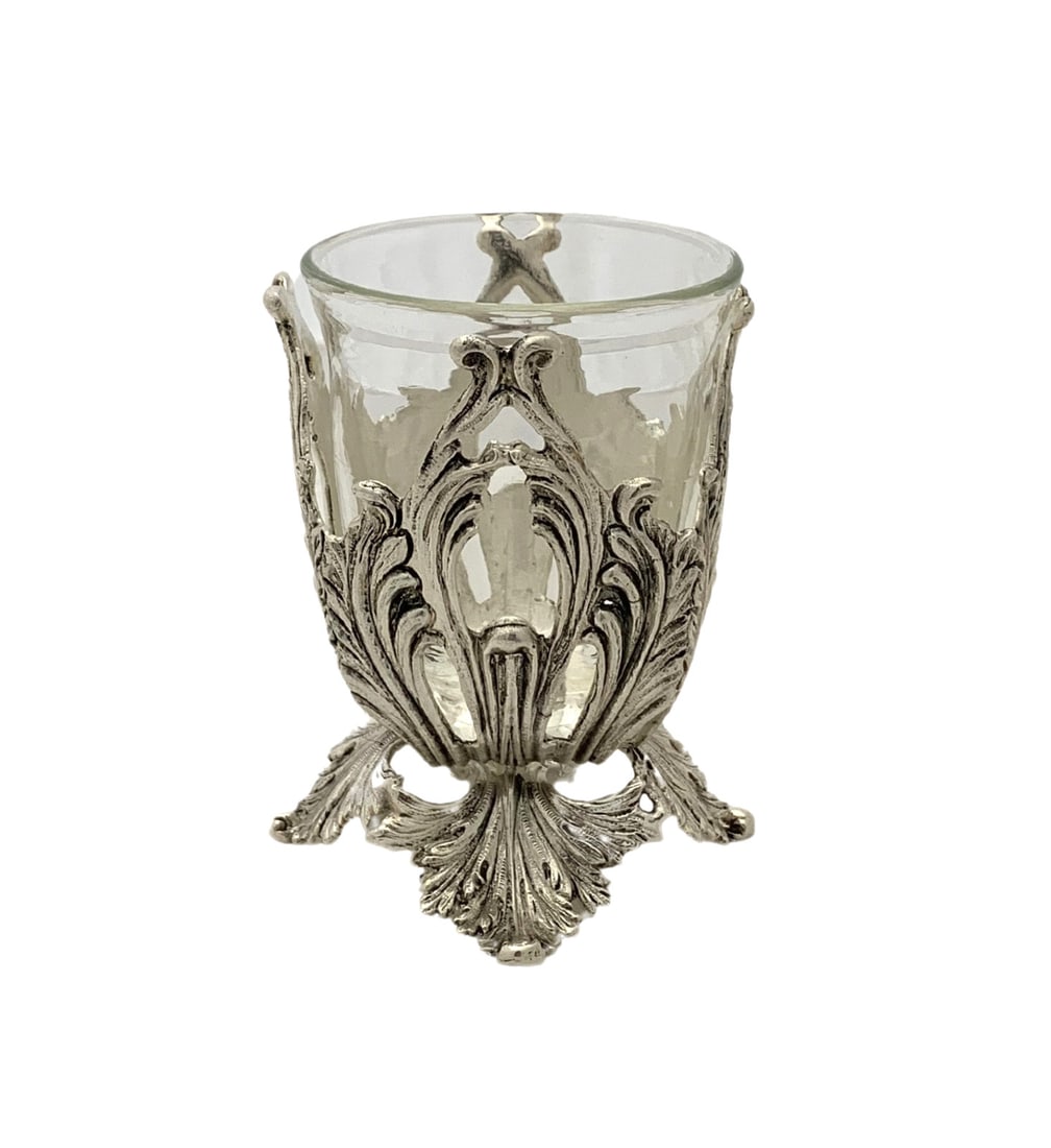 Handmade 925 Sterling Silver Leaf Applique Ornate Salt Holder: Handmade 925 Sterling Silver Leaf Applique Ornate Salt Holder This exquisite salt holder is crafted from fine 925 sterling silver, featuring ornate handmade leaf applique designs. Made in Turkey, it w