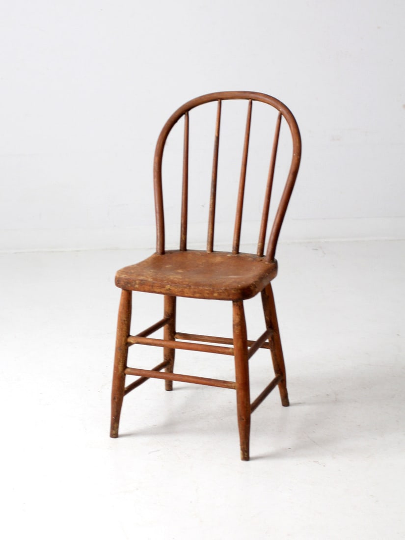 Antique Bow Back Windsor Chair Farmhouse Style Vintage Charm: Antique Bow Back Windsor Chair Farmhouse Style Vintage Charm This antique bow back Windsor chair is a quintessential farmhouse piece, featuring a charming round spindle back and a time-worn painted fi