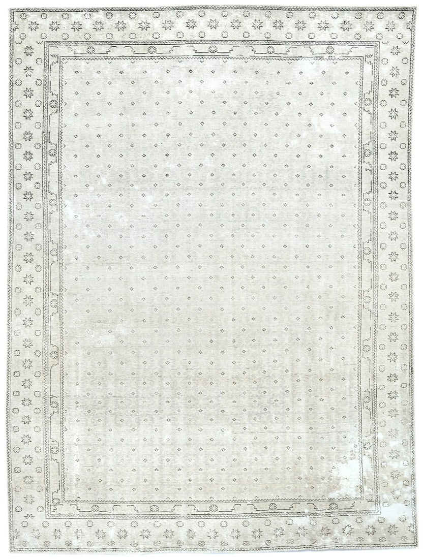 Vintage Hand-Knotted Oriental Rug Floral Design 7'5 x 10'6 Wool: Vintage Hand-Knotted Oriental Rug Floral Design 7'5 x 10'6 Wool This exquisite vintage oriental rug showcases an allover floral design, perfect for adding a touch of elegance to your living space. Mea