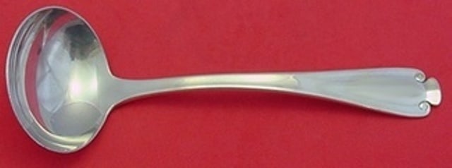 Tiffany & Co Flemish Sterling Silver Gravy Ladle 7.375 Antique: Tiffany & Co Flemish Sterling Silver Gravy Ladle 7.375 Antique This exquisite gravy ladle, crafted by Tiffany & Co., showcases the timeless Flemish pattern and is made from high-quality sterling silve