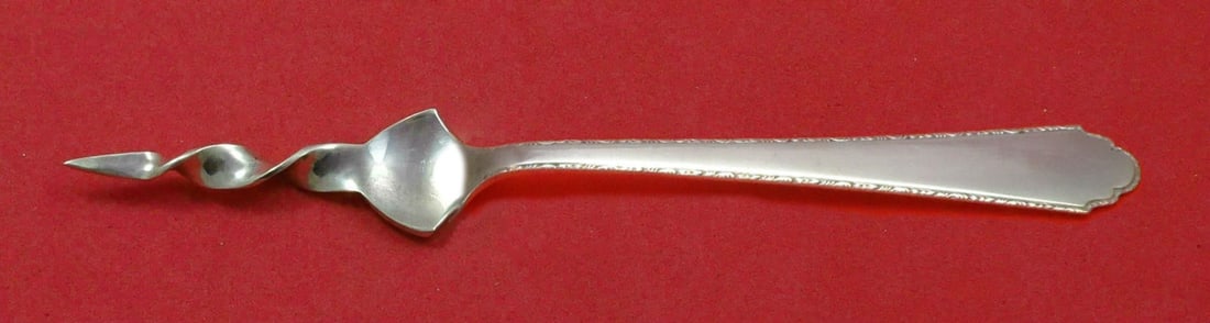 Lunt Sterling Silver Butter Pick William and Mary Custom 5 3/4": Lunt Sterling Silver Butter Pick William and Mary Custom 5 3/4" This exquisite butter pick features the elegant William and Mary pattern by Lunt, crafted from high-quality sterling silver. Measuring 5
