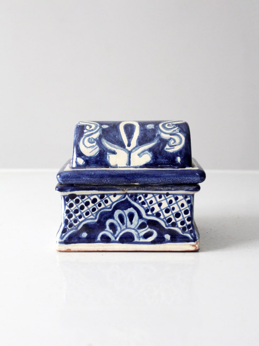 Vintage Talavera Ceramic Box Signed T Inos Ramirez: Vintage Talavera Ceramic Box Signed T Inos Ramirez This vintage Mexican Talavera style ceramic box features a beautiful blue and white design with intricate scrolling floral details and a gently domed