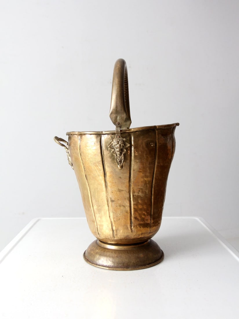 Antique Brass Ash Bucket Early 20th Century Elegant Decor: Antique Brass Ash Bucket Early 20th Century Elegant Decor This exquisite antique brass ash bucket, dating back to the early 20th century, serves as both a functional item and a stunning decor piece. I