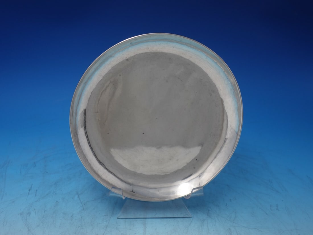 Kalo Sterling Silver Plate 8 Inch G519 10.1 Troy Ounces: Kalo Sterling Silver Plate 8 Inch G519 10.1 Troy Ounces This exquisite Kalo Sterling Silver Plate showcases a stunning design and remarkable craftsmanship. Measuring 10 inches in diameter and 0.5 inch