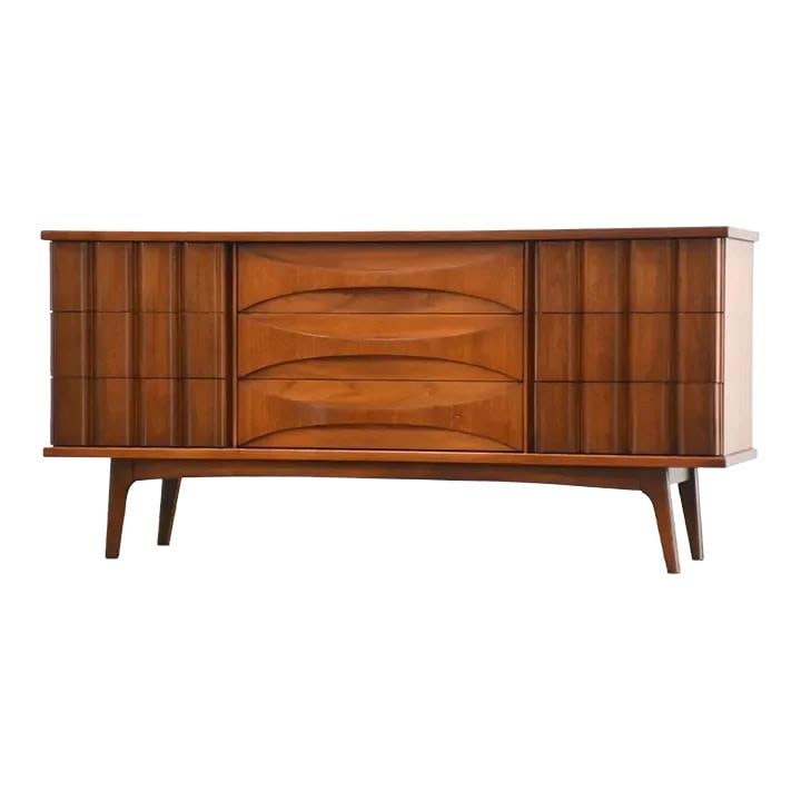1960s United Furniture Walnut Dresser Mid Century Modern: 1960s United Furniture Walnut Dresser Mid Century Modern This stunning mid-century modern dresser features a beautifully refinished walnut finish, showcasing the timeless design of the 1960s. With nin