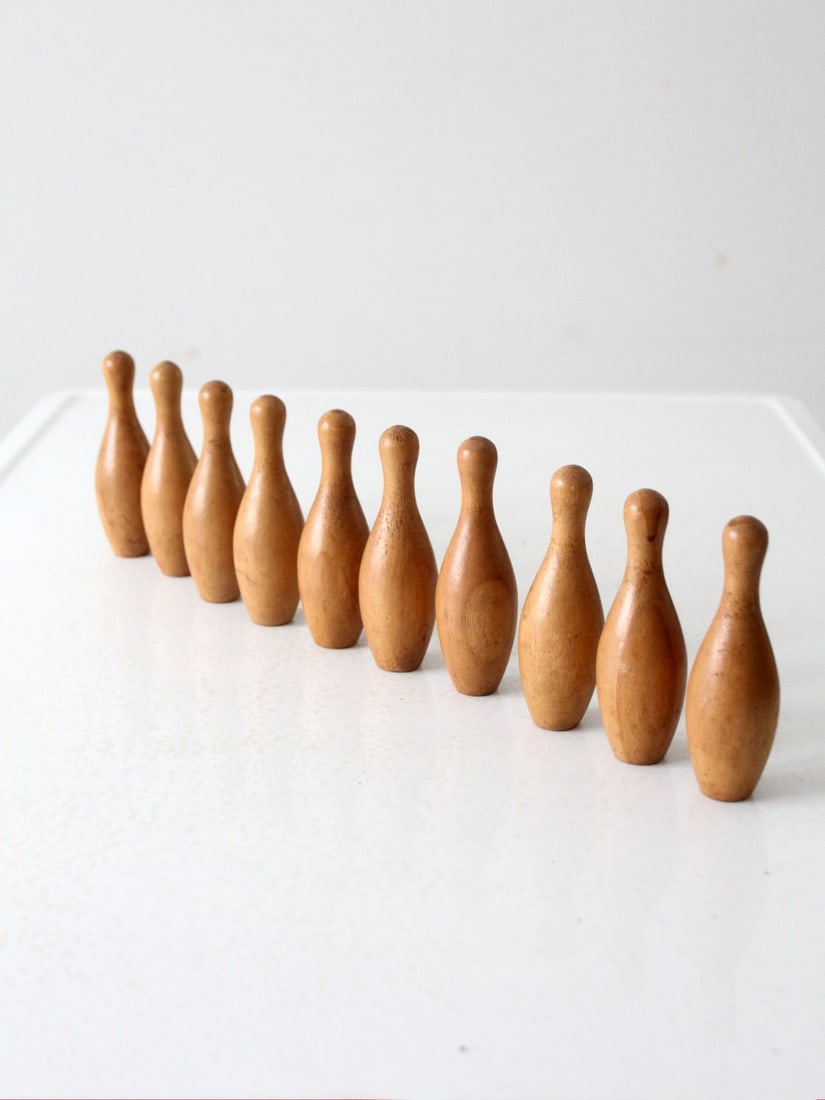 Vintage Wooden Bowling Pins Set of 10 Classic Tabletop Skittles: Vintage Wooden Bowling Pins Set of 10 Classic Tabletop Skittles Enhance your game nights with this charming set of vintage wooden bowling pins, perfect for tabletop play. This collection includes ten 