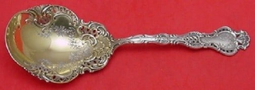 Durgin Regent Sterling Silver Goldwashed Berry Spoon 9 5/8 in: Durgin Regent Sterling Silver Goldwashed Berry Spoon 9 5/8 in Discover the elegance of the Regent by Durgin Sterling Silver Berry Spoon, featuring a stunning goldwashed bright-cut design. Measuring 9 