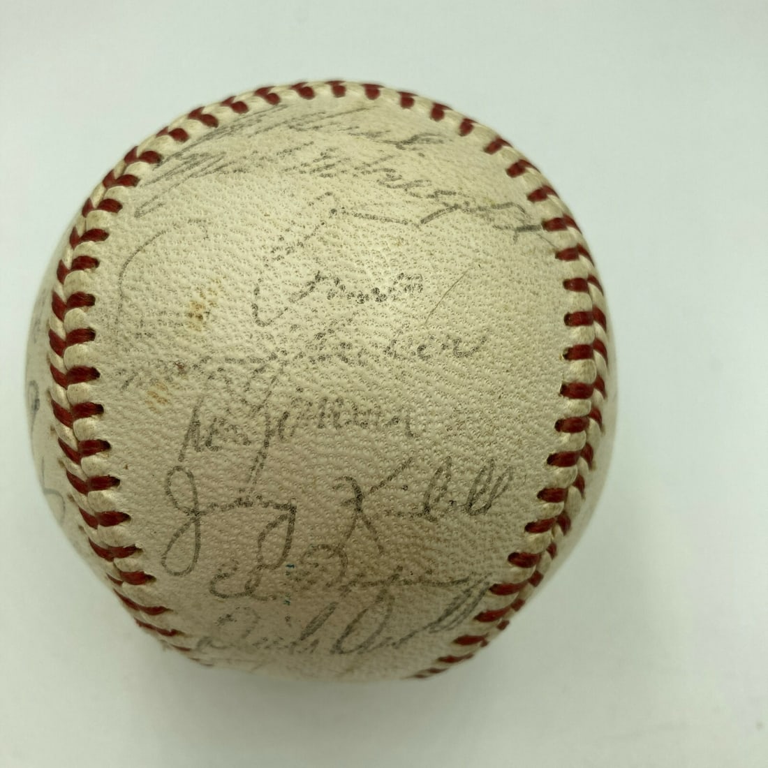 1961 Chicago Cubs Signed NL Baseball 30 Signatures JSA COA: 1961 Chicago Cubs Signed NL Baseball 30 Signatures JSA COA This is a 1961 Chicago Cubs Team Signed Official National League Baseball featuring 30 signatures, including legends such as Ernie Banks, Bil
