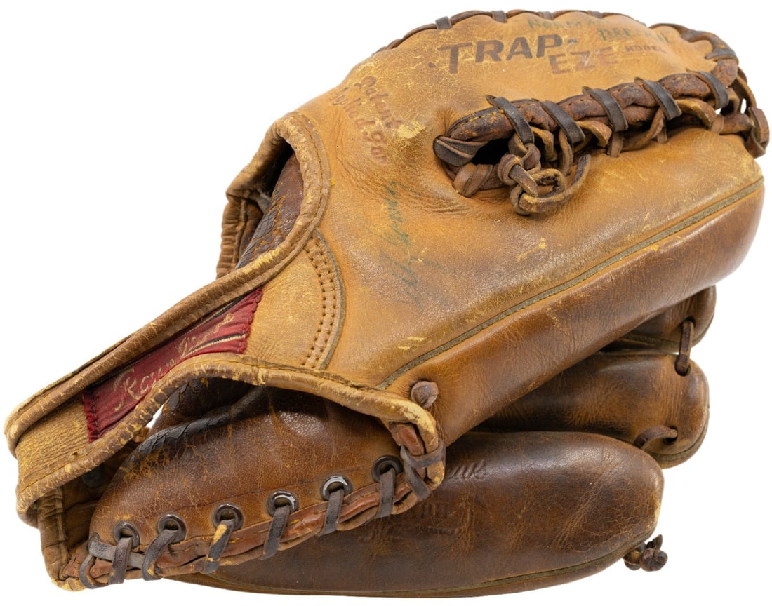 Vintage 1950s Rawlings glove autographed by Lefty Gomez with PSA DNA COA: Vintage 1950s Rawlings glove autographed by Lefty Gomez with PSA DNA COA Vintage 1950's Rawlings baseball glove signed by Hall of Fame pitcher Lefty Gomez. The glove is an original piece associated wi