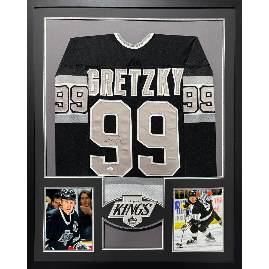 Wayne Gretzky Signed Framed Los Angeles Kings Jersey JSA Authenticated: Wayne Gretzky Signed Framed Los Angeles Kings Jersey JSA Authenticated This exquisite framed jersey features the autograph of hockey legend Wayne Gretzky, showcasing his affiliation with the Los Angel