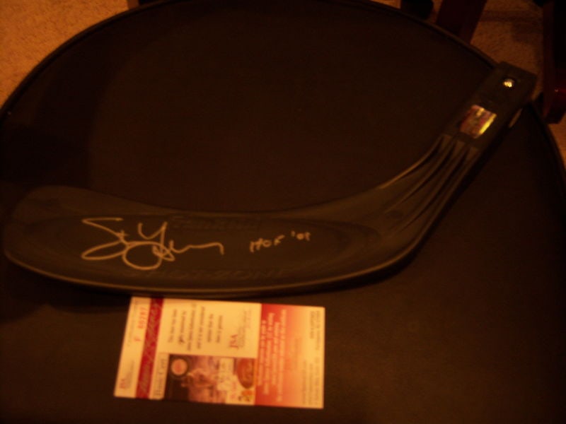 Steve Yzerman Autographed Detroit Red Wings Stick End With JSA COA: Steve Yzerman Autographed Detroit Red Wings Stick End With JSA COA This is a pre-owned, original hockey stick end signed by Steve Yzerman of the Detroit Red Wings. The item has been authenticated
