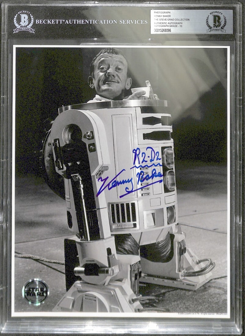 Kenny Baker Signed R2-D2 8x10 Photo Auto 10 Beckett: Kenny Baker Signed R2-D2 8x10 Photo Auto 10 Beckett This autographed 8x10 black and white photograph features Kenny Baker, who portrayed R2-D2 in the iconic Star Wars Trilogy. Signed in blue permanent