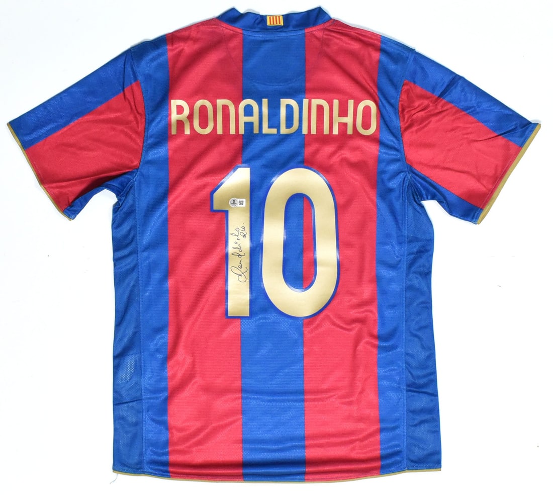 Ronaldinho signed Barcelona FC home jersey number 10 Beckett holo: Ronaldinho signed Barcelona FC home jersey number 10 Beckett holo This is a pre-owned Barcelona FC home soccer jersey featuring the number 10 and autographed by Ronaldinho. The jersey includes a Becke