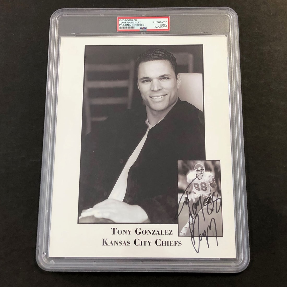 Tony Gonzalez Signed 8x10 Photo PSA/DNA Kansas City Chiefs: Tony Gonzalez Signed 8x10 Photo PSA/DNA Kansas City Chiefs This offering features an original 8x10 photo signed by Hall of Fame tight end Tony Gonzalez, encapsulated and authenticated by PSA/DNA, ensu