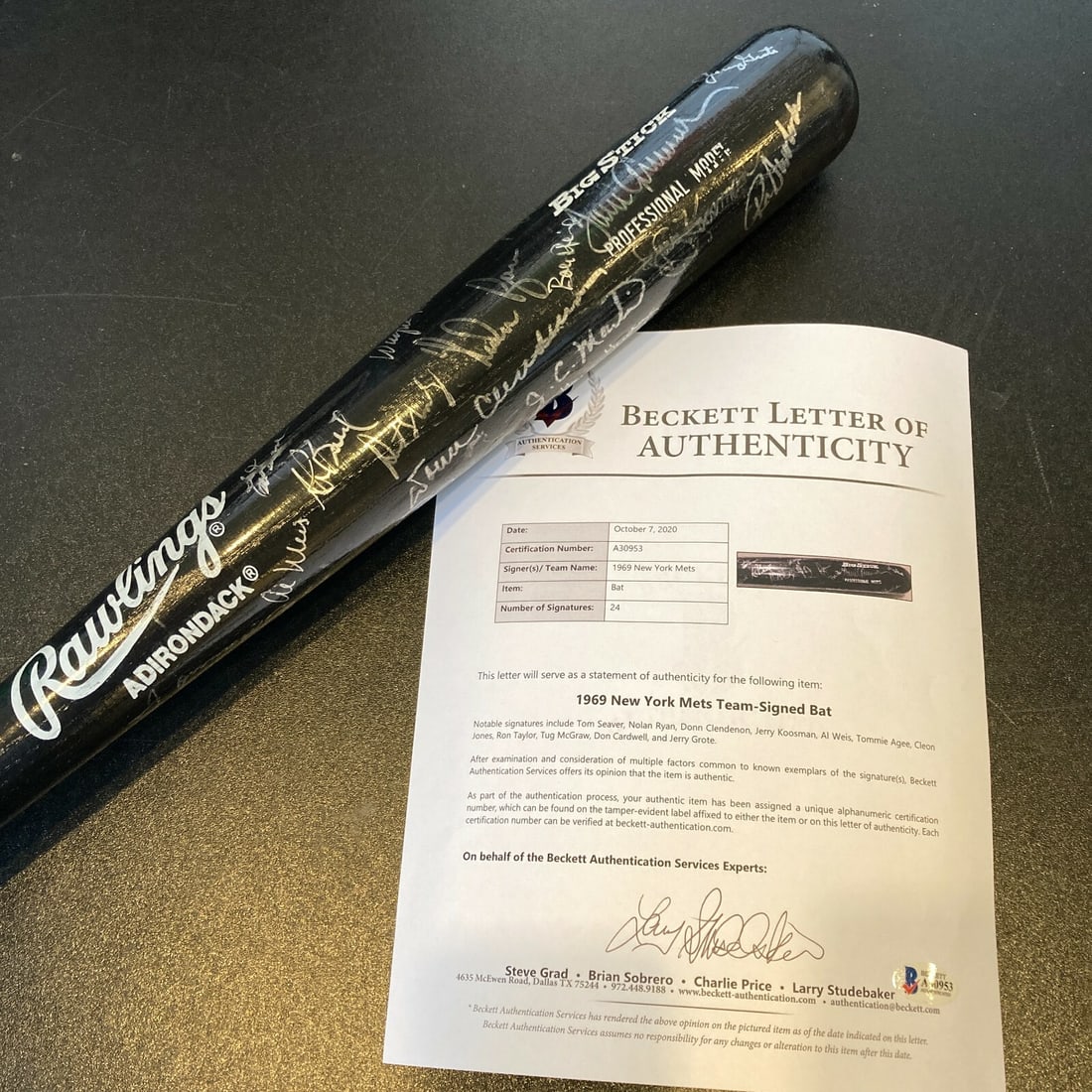 New York Mets 1969 World Series Team Signed Bat With Nolan Ryan Beckett Authenticated: New York Mets 1969 World Series Team Signed Bat With Nolan Ryan Beckett Authenticated This is an original Rawlings Adirondack Big Stick baseball bat signed by 24 members of the 1969 World Series Champ