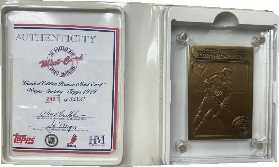Wayne Gretzky 1992 Pinnacle Highland Mint Bronze Card 2481/5000: Wayne Gretzky 1992 Pinnacle Highland Mint Bronze Card 2481/5000 This collectible hockey card features Wayne Gretzky, a legendary player known for his impressive career with the Edmonton Oilers. From t