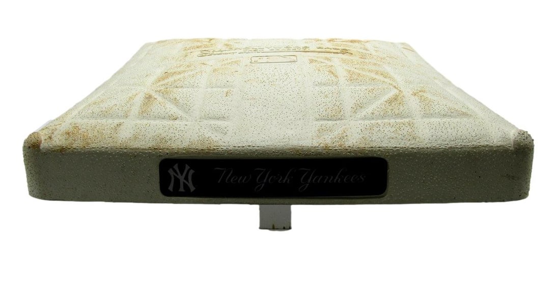 Steiner authenticated Robinson Cano autographed 9 28 2006 Yankee Stadium 3rd base: Steiner authenticated Robinson Cano autographed 9 28 2006 Yankee Stadium 3rd base Original Robinson Cano signed 3rd base from Yankee Stadium, dated 9/28/2006. This baseball collectible is pre-owned an